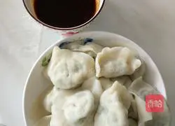 Illustration of making dumplings stuffed with chives, mushrooms and meat 5