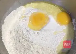 Illustration of how to make shredded pork with Beijing sauce and egg pancake 1