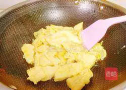 Illustration of how to make egg fried rice 15