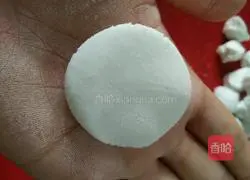 Illustration of making glutinous rice balls with red bean filling 5