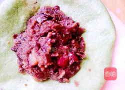 Illustration of making glutinous rice and red bean paste sunflower cake 12