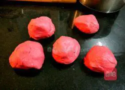 Illustration of how to make beetroot steamed buns 5
