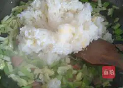 Illustration of how to make fried rice with sausages and vegetables 5