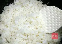 Illustration of how to make fried rice with mustard greens and bacon 9