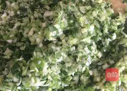 Illustration of how to make pork and green onion dumplings 2