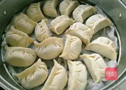 Illustration of how to make pork and cowpea filling dumplings 18