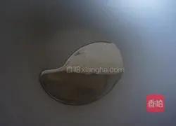  Illustration of how to make braised rice with lettuce leaves and broad beans 2