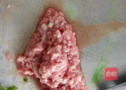 Illustration of how to make celery and pork dumplings 4