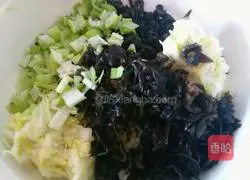 Illustration of how to make cabbage and fungus dumplings 6
