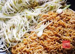 silver Illustration of how to make fried noodles with sprouts and meatballs 4