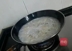 Illustration of how to make spicy bean paste wide noodles 5