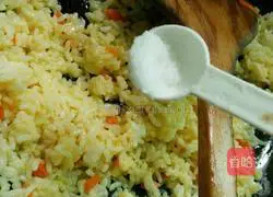 Illustration of how to make fried rice with green onions and eggs 11