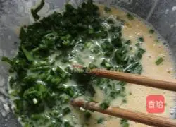 Illustration of how to make leek and shrimp skin egg pancake 3