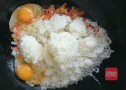Illustration of how to make fried rice with diced chicken and vegetables 3