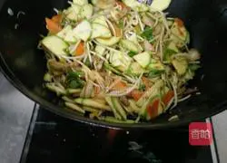 Illustration of how to make fried noodles 12