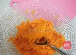 Illustration of how to make sweet potato pancakes 3