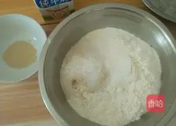Illustration of how to make butterfly steamed buns 1