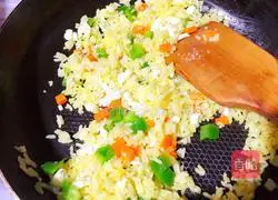 Illustration of how to make gold-wrapped and silver-coated fried rice 12