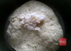 Illustration of how to make secret milk-flavored steamed buns 4