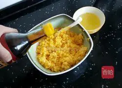 Illustration of how to make gold and silver fried rice 2