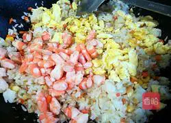 Illustration of how to make curry shrimp fried rice 8