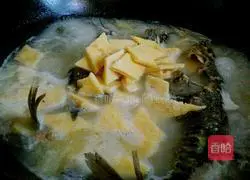 Illustration of how to make yellow spine fish egg cake soup 8