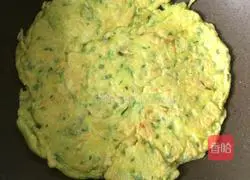 Illustration of how to make tender pumpkin and egg pancakes 6