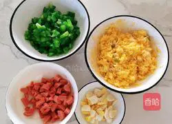 Illustration of how to make pepper, ham and egg fried rice 3
