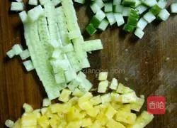 Illustration of how to make sweet and sour slimming pineapple fried rice 5
