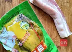 Illustration of how to make pickled cabbage and braised pork jerky noodles 1