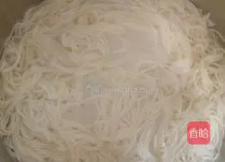 Illustration of how to make fried noodles with eggs 3