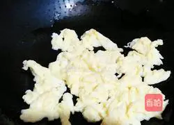 Illustration of how to make pastoral pineapple fried rice 4