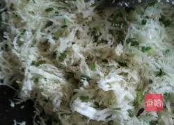 Fried Illustration of how to make green onion and coconut dumplings 2