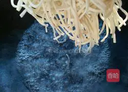 Illustration of how to make garlic hot sauce noodles 3