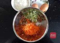 Illustration of how to make carrot and shrimp skin egg pancake 2