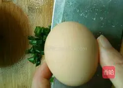 Illustration of how to make peas and eggs fried rice 1