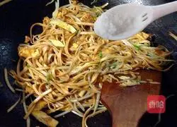 Illustration of how to make fried noodles with mung bean sprouts 8