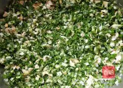 Illustration of how to make leek, egg and fungus dumplings 3