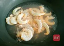 Illustration of how to make winter melon and shrimp dumplings 7
