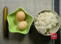 Illustration of how to make curry ham and egg fried rice 1