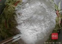 Zucchini and ham pancakes are crispy on the outside and tender on the inside.Illustrations of how to make them that babies love to eat 5