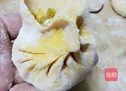 Illustration of how to make square melon buns 16