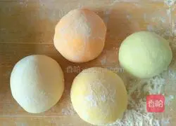 Illustration of how to make colorful wontons 2