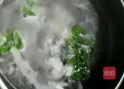 Illustration of how to make noodles with onion and red oil 7