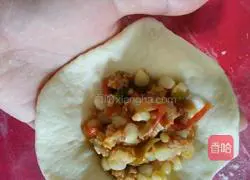 Illustration of how to make corn meat buns 9