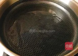 Illustration of how to make golden steamed bun slices 5