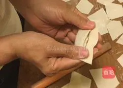 Illustration of how to make fresh meat and fungus wontons 10