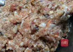 Illustration of how to make mushroom and meat dumplings 1