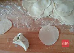 Illustration of how to make pork and leek dumplings 8