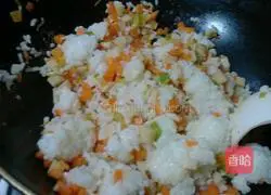 Illustration of how to make egg fried rice 13